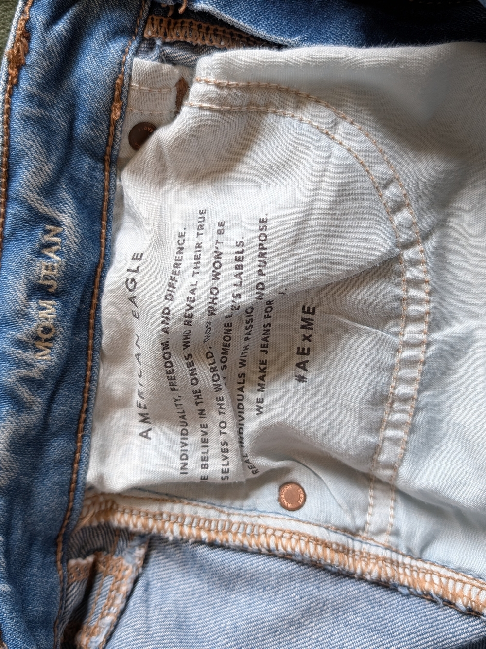 AE High-Rise Relaxed Taper Mom Jeans Distressed Size 6 - Picture 4 of 6